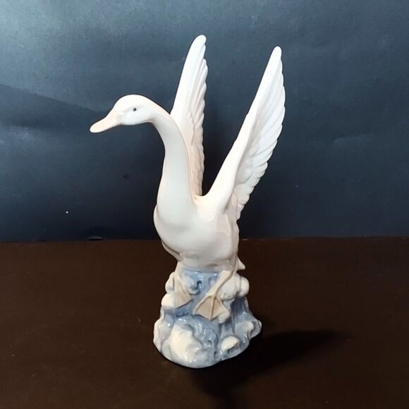 Lladro NAO Flying Swan Porcelain Figurine - Picture 3 of 6